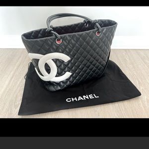 😍Disconnected Beautiful Authentic Chanel diamond quilted calfskin Cambo…